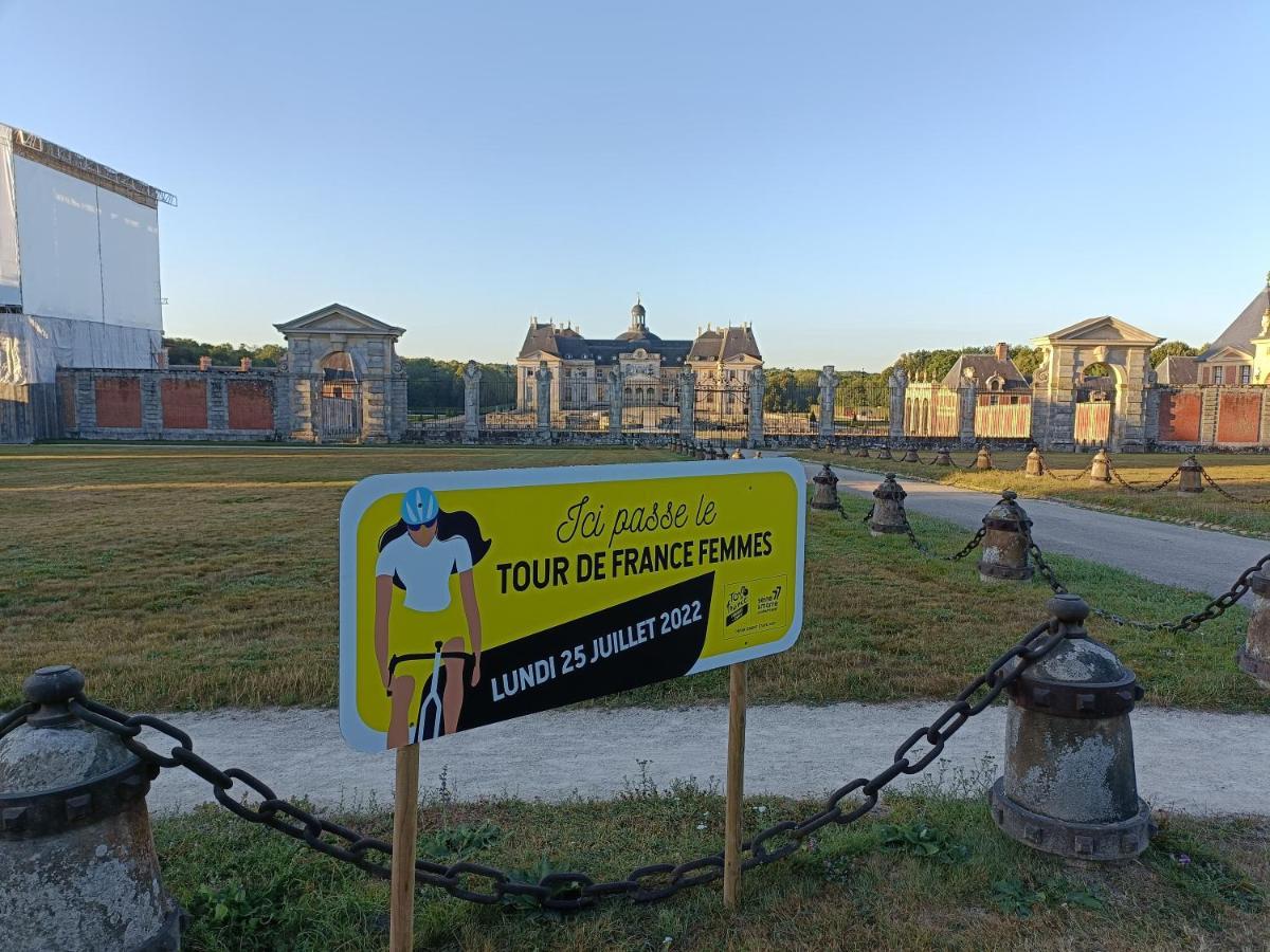 Mettez vous au vert près du château de Vaux le Vicomte en sous sol semi enterré Maincy Exterior foto