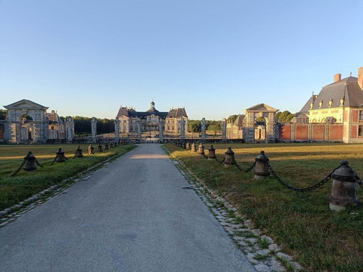 Mettez vous au vert près du château de Vaux le Vicomte en sous sol semi enterré Maincy Exterior foto